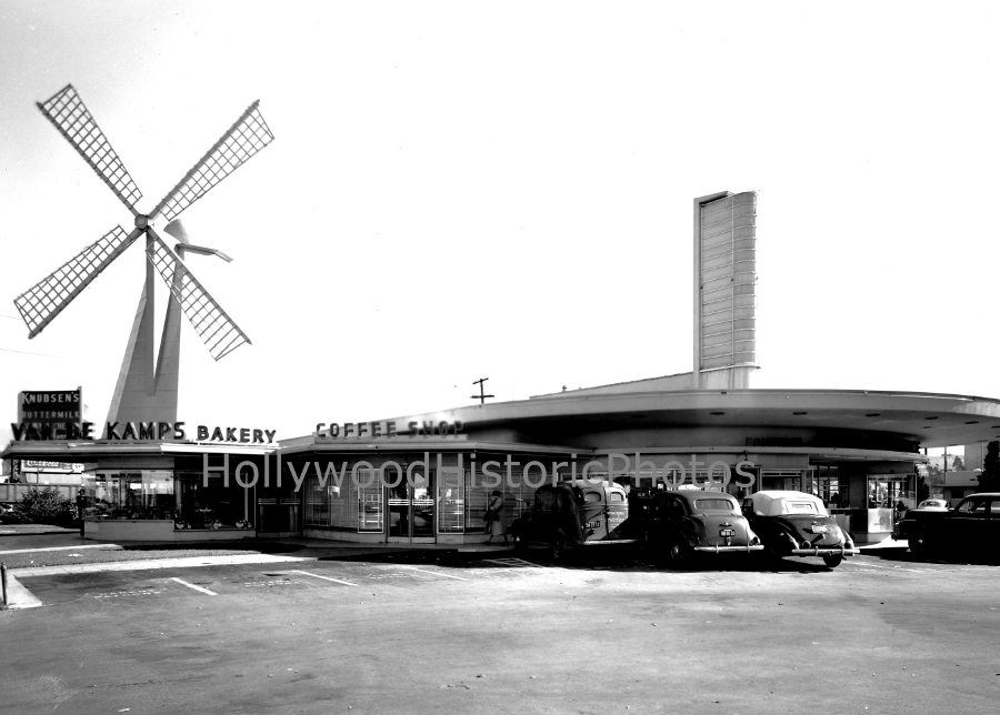 Van De Kamps New Town Twin drive in next door to original 1950 WM.jpg